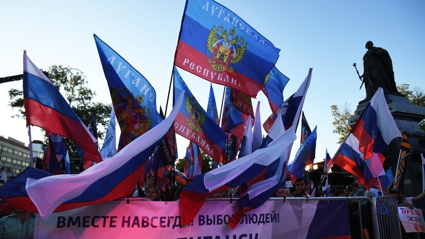     Люди на митинге-концерте в честь присоединения ЛНР, ДНР, Херсонской и Запорожской областей к России в Екатерининском саду в Симферополе РИА Новости Константин Михальчевский