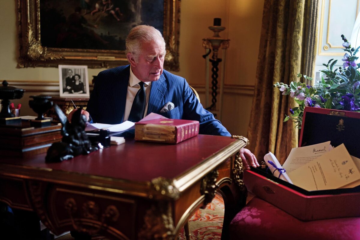 С красным чемоданчиком в Букингемском дворце (источник фото - аккаунт The Royal family)