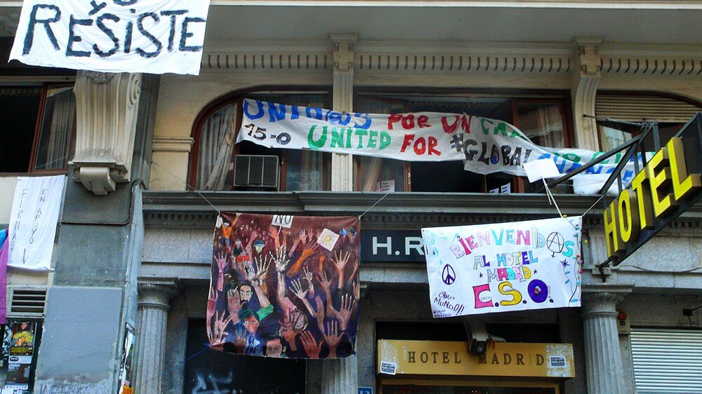 Захват квартиры в испании. Сквоттеры в испании. Захватчики жилья. Окупасы это. Окупас.