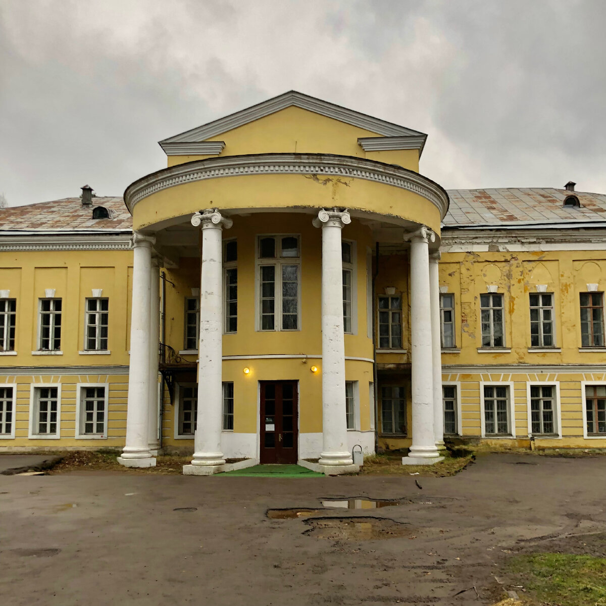 Усадьба Суханово  - уникальное имение князей Волконских, которое ныне является памятником архитектуры русского классицизма конца XVIII–XIX веков (фото автора)