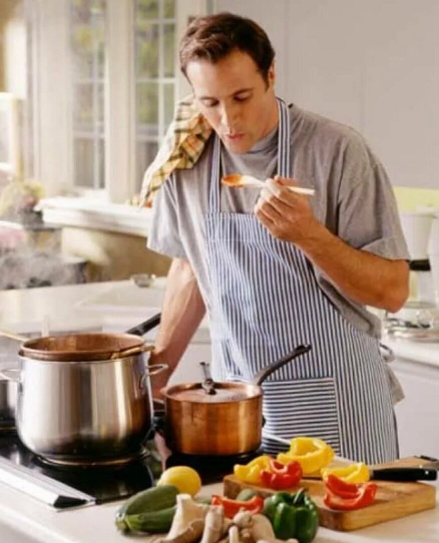 мужчина на кухне фото