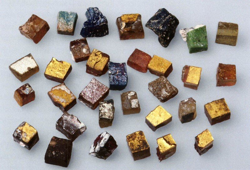 Кусочки смальты из Усть-Рудицы, источник фото Wikimedia Commons