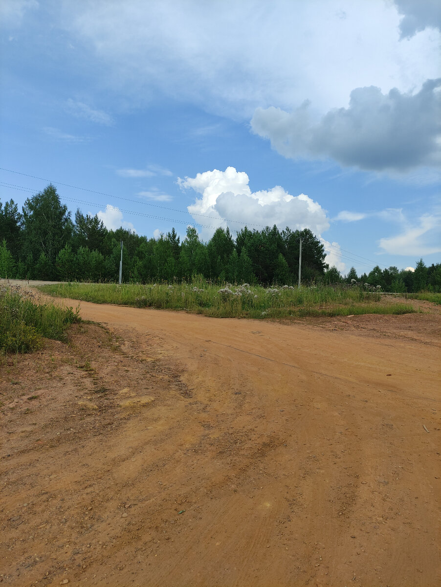 Вот такая там почва. Вроде километра четыре отъехали от Урска, а как всё поменялось! На самом деле это не почва такая, мы же не в Австралии, чай, а наследие разработки близлежащего карьера