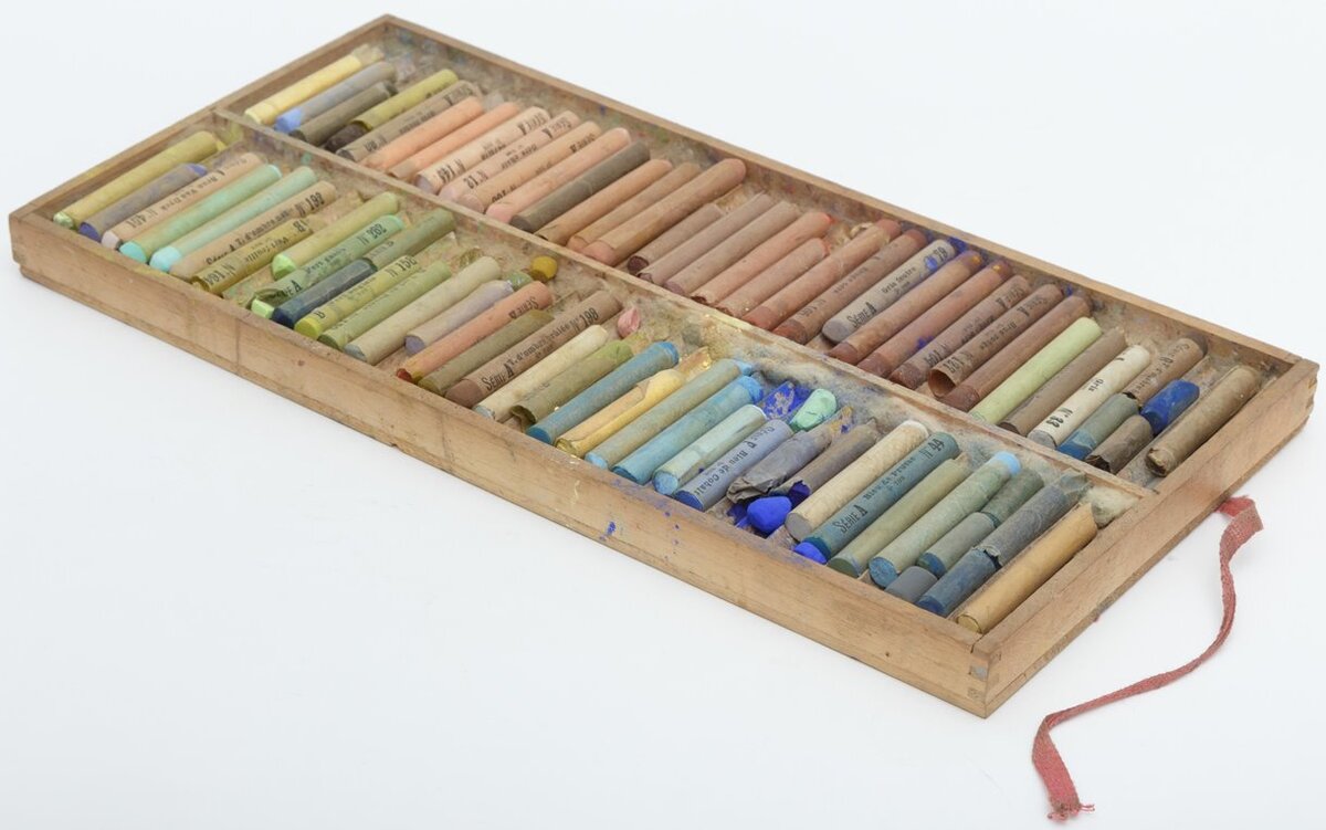 Набор цветной пастели.  Принадлежал Д.И. Рохлину. Начало XX в. Из собрания ГВСМЗ