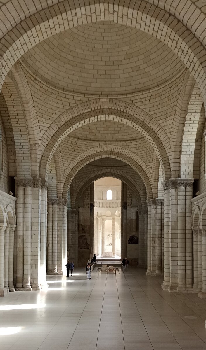 Аббатство Фонтевро. Внутри собора. По центру плиты могил Генриха II Плантегенета, Ричарда Львиное Сердце, Алиеноры Аквитанской, Изабель Ангулемской. 