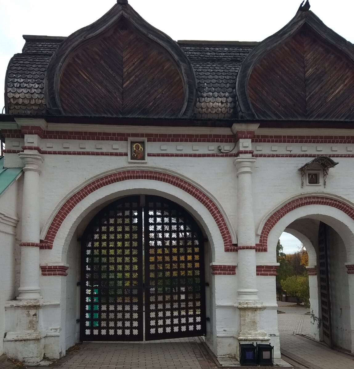 Спасские ворота. Вид изнутри, с территории усадьбы. Фото автора