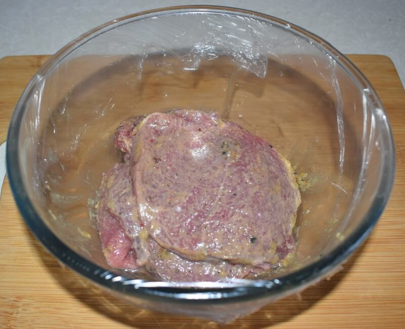 Рецепт: Мясо по-французски с картофелем | Нежная говядина в духовке с помидорами и сыром.