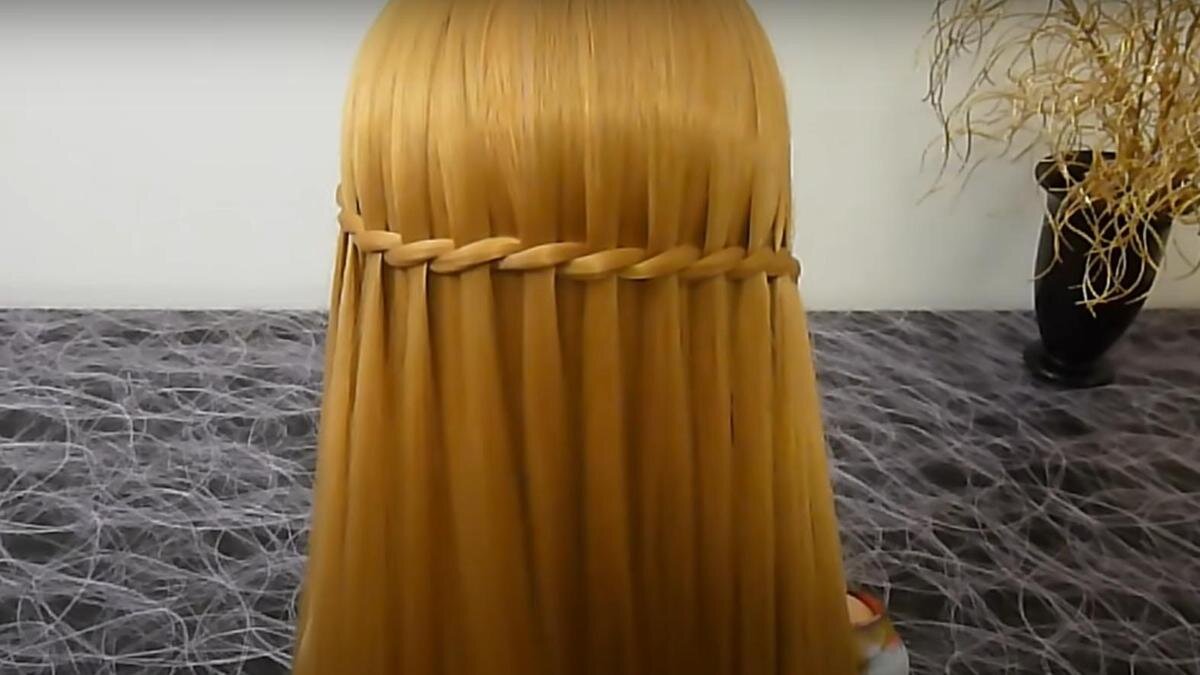    Прическа «Водопад» на манекене:YouTube/besthairstyles