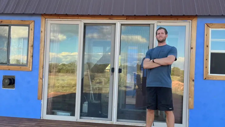 31-летний Луис Херрон потратил 2333 доллара на акр в Аризоне в 2013 году. Теперь на земле расположены его два крошечных дома, и она стоит до 15 000 долларов