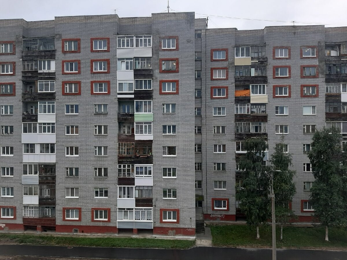 Вот такой печальный вид из моего окна. Если отремонтировать балконы, дом вполне симпатичный