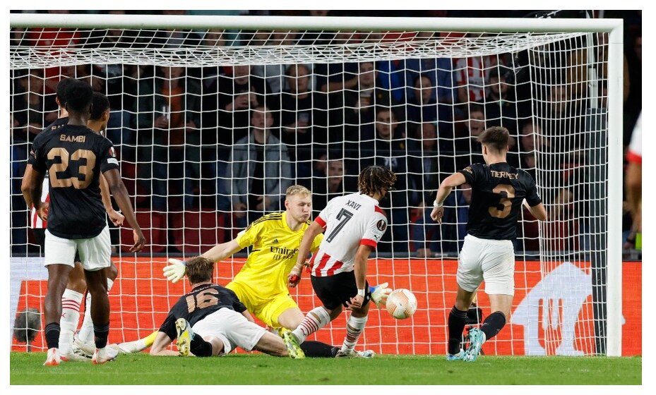    «ПСВ» и «Арсенал» пока никак не могут открыть счет. Фото: Reuters