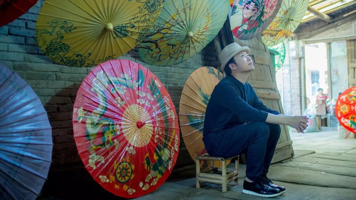Артист Ли Юйган в гостях у мастеров по изготовлению бумажных зонтов, Лучжоу, Сычуань.