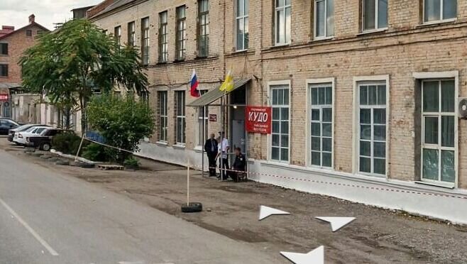     Михаил Акопян фиктивно трудоустроил в центр двоих знакомых и забирал их зарплаты себе, сообщает УФСБ России по Ставропольскому краю.