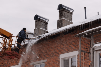    Проверка крыш на наличие наледи в Подмосковье © Пресс-служба Госжилинспекции Московской области