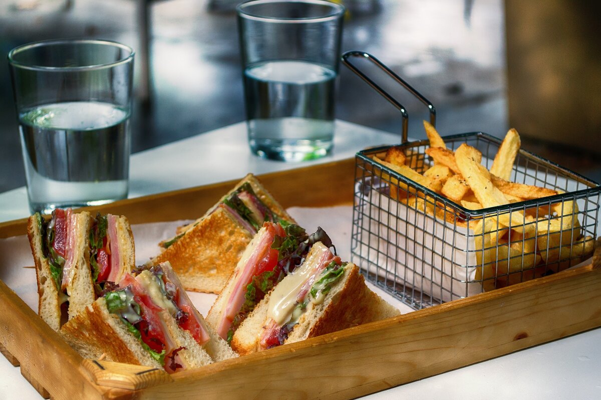 Фото взято с ресурса: https://pixabay.com/ по ссылке: https://pixabay.com/tr/photos/kul%c3%bcp-sandvi%c3%a7i-fast-food-abur-cubur-3538455/