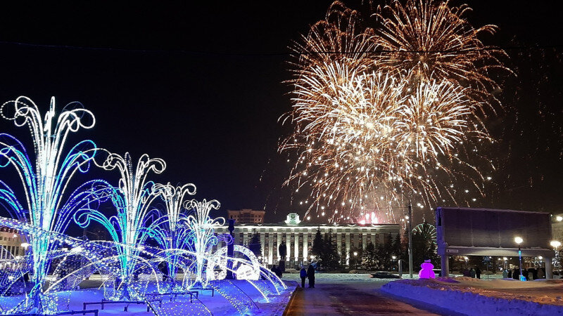     28 декабря в Барнауле на площади Сахарова открылась краевая новогодняя елка. Анна Зайкова. "Алтапресс"