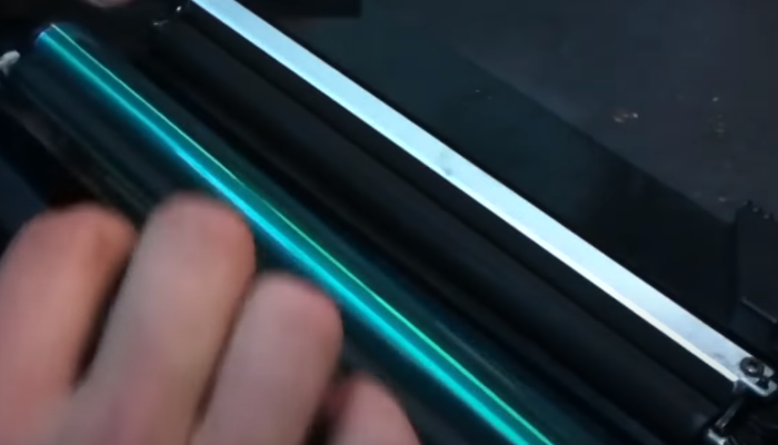 Фото 6. Аккуратно снимаем фотобарабан