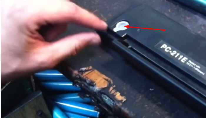 Фото 10. Очищаем его при помощи сервисной жидкости inkmaster. После чего удаляем остатки жидкости сухой материей