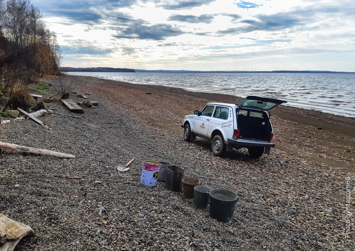 Если зазеваться. то вполне можно на пляже машину засадить - под галькой и песком вязкая глина. Пролистывайте альбом вправо