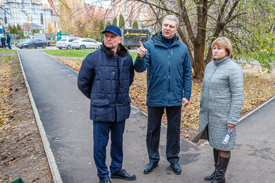    Глава Одинцовского округа осматривает благоустройство «народной тропы» в Лесном городке © Пресс-служба администрации Одинцовского городского округа
