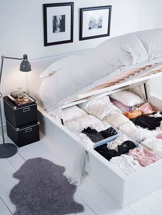 Поднимите кровать на высоту Используйте пространство между полом и кроватью функционально: сделайте несколько ящиков для хранения постельного белья или коробок с зимней обувью.