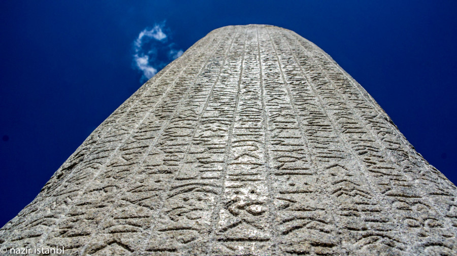 Те самые орхонские надписи времен Кок-Тюркского каганата. 