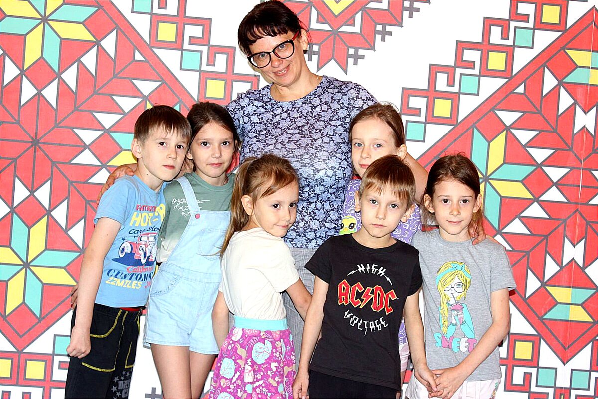 Я с внуками. Одного не хватает, он маленький был. Фото сделано за несколько дней до комы.