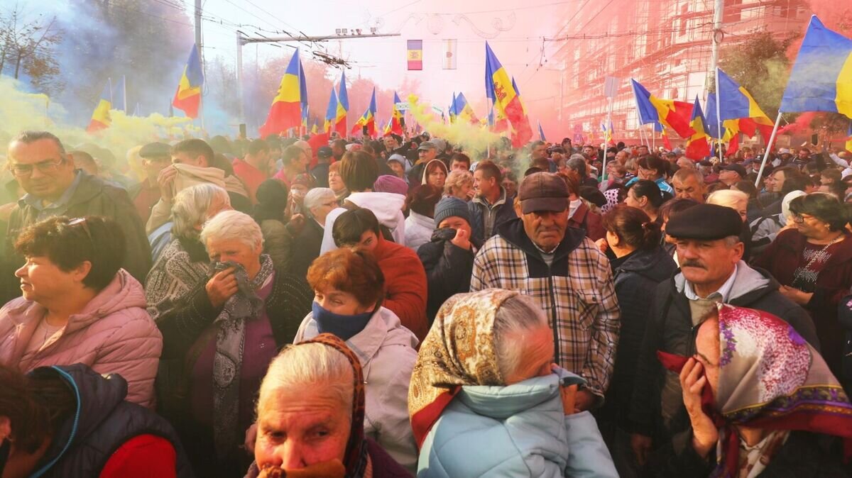    Участники антиправительственной акции протеста, организованной оппозиционной партией "Шор", неподалеку от парламента Молдовы в Кишиневе© Sputnik / Дмитрий Осматеско