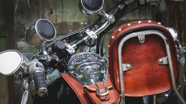     В Нижегородской области студенты оказались в полиции из-за дискуссии о мотоциклах. К правоохранителям обратилась педагог бизнес-колледжа, которая приняла разговор парней за тайную разработку бомбы. Об этом пишет Telegram-канал Ni Mash.