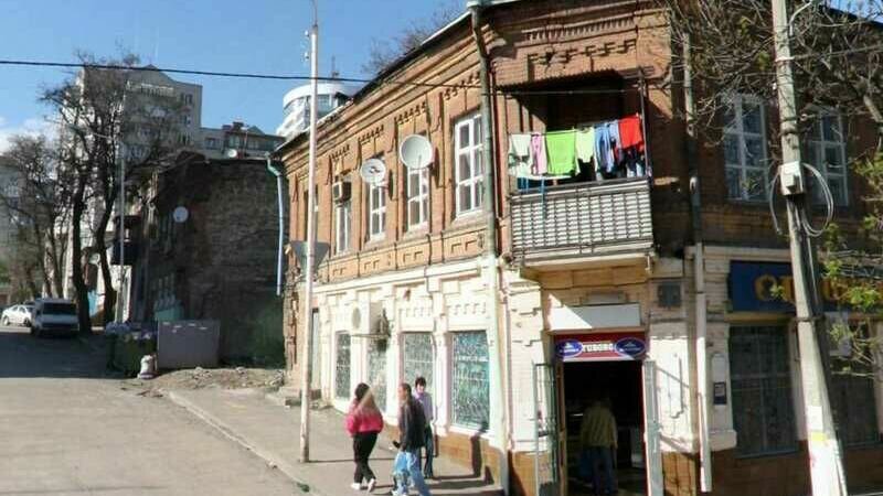     В Ростове собираются снести аварийное здание — ровесник Октябрьской революции в переулке Университетском, 18/123 литер Б, документ об этом опубликовали на портале мэрии.