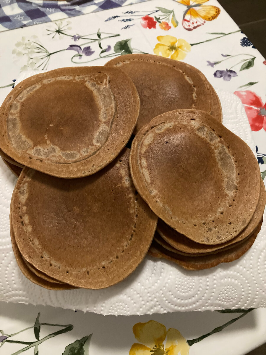Вот такие получаются вкусные и в тоже время безвредные для фигуры блинчики на воде и с финиками вместо подсластителя