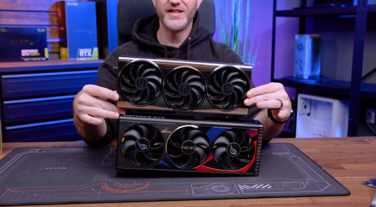  📷    EVGA GeForce RTX 4090 сверху и ASUS GeForce RTX 4090 ROG Strix снизу. Источник изображения: YouTube / JayzTwoCents