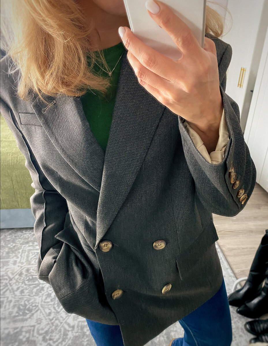 У жакета актуальный свободный крой и необычные длинные ряды пуговиц на рукавах.