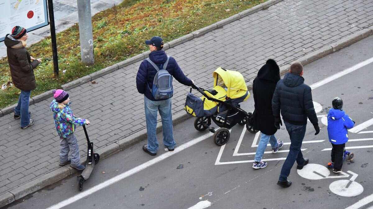    Родители с детьми на улице в Москве© РИА Новости / Наталья Селиверстова