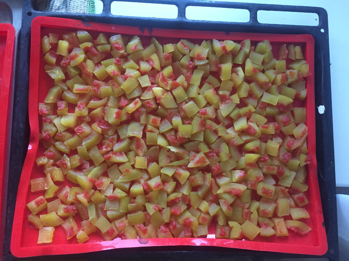 Цукаты из арбузных корок сушатся на подоконнике