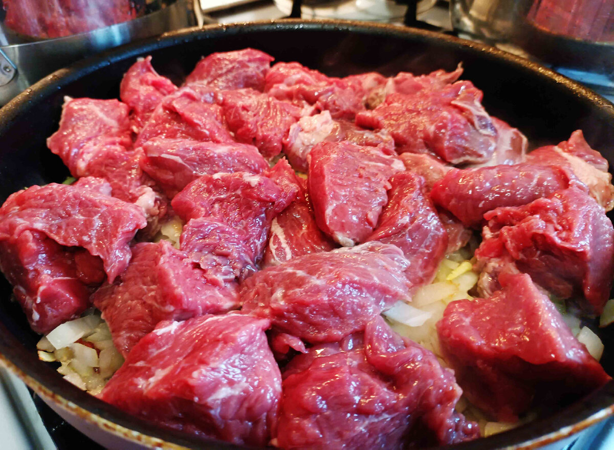 Телятина с луком на сковороде