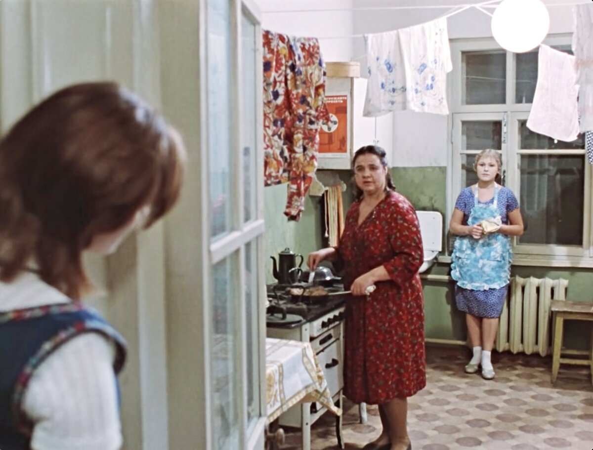 Показываю 5 кухонь из фильма «Москва слезам не верит» - интерьеры, как  отражение разной жизни советских людей | Сокровища барахолки | Дзен