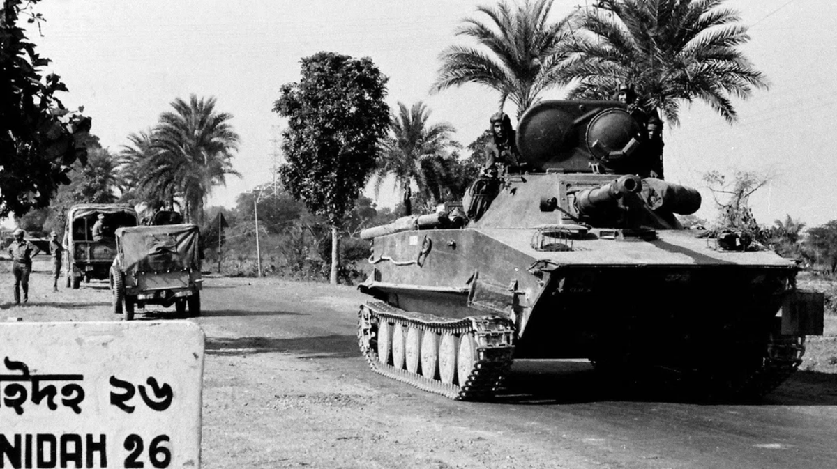 Индийские ПТ-76 в победном рейде неподалёку от столицы Восточного Пакистана Дакки(совр. Бангладеш. Фото агенства АНИ