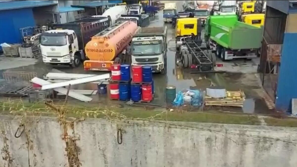     Масштабный прорыв был восстановлен за ночь. Постепенно жилые дома стали подключаться к водоснабжению. Пока повезло не всем, но те, кто уже смог помыться, приготовить еду и сделать другие бытовые дела, благодарят Вячеслава Квона в социальных сетях.