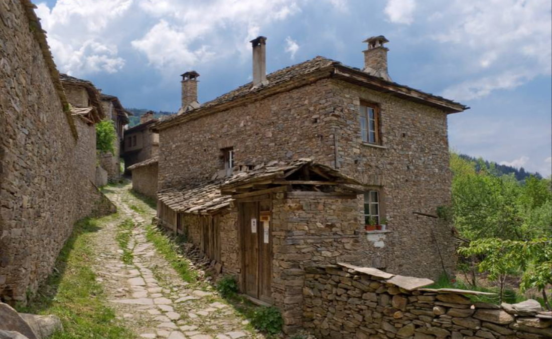 Сельская болгария. Ковачевица Болгария. Деревня Ковачевица в Болгарии. Село Лещен, Болгария. Село Гюльовца Болгария.