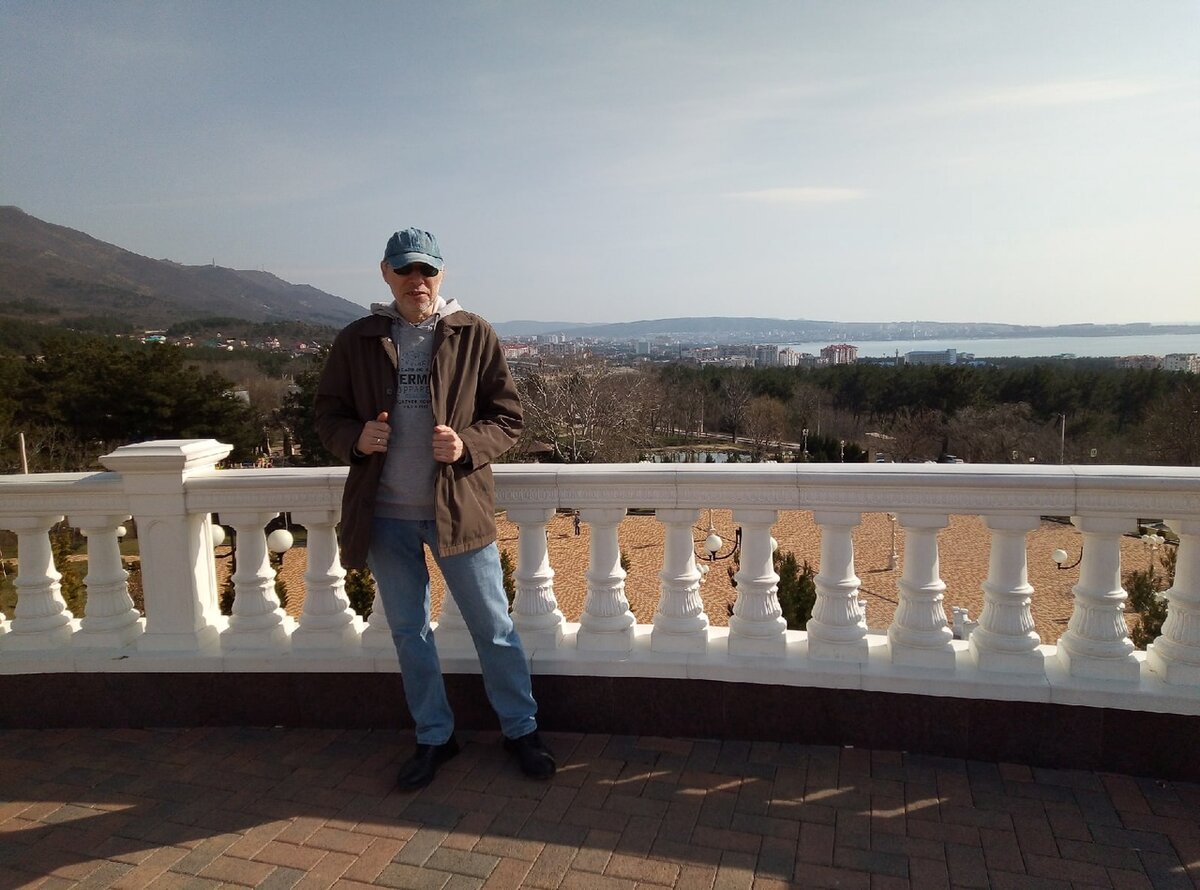 Михаил Лекс, автор рассказа, канала «Как стать счастливым?» и первого комментария.