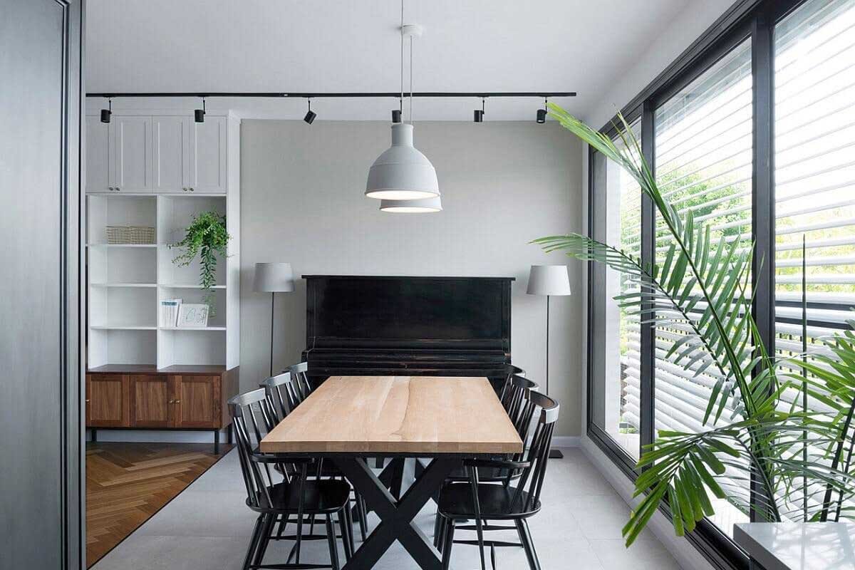 Приветствуются торшеры, большие окна, настольные лампы геометрической формы.