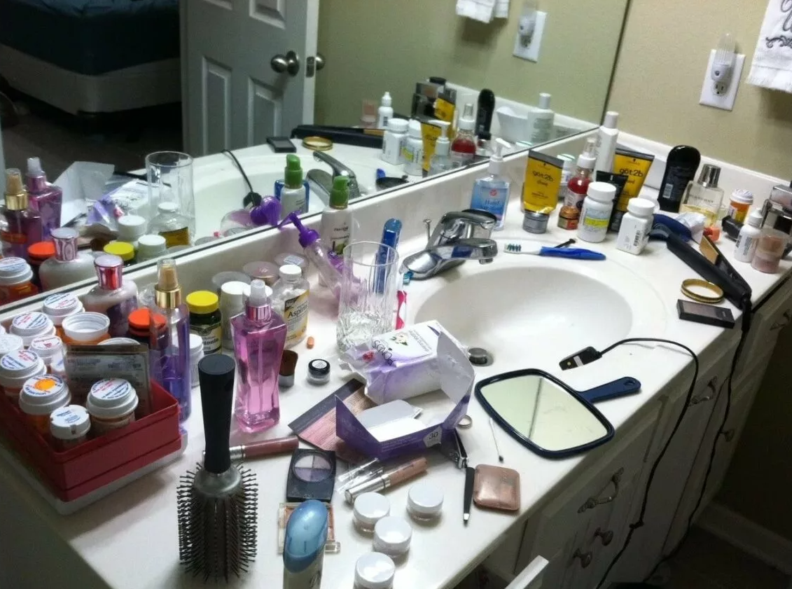 Куча косметики в ванной. Визуальный шум в ванной до и после. Захламленная ванная комната. Шум в ванной. Бардак в ванной.