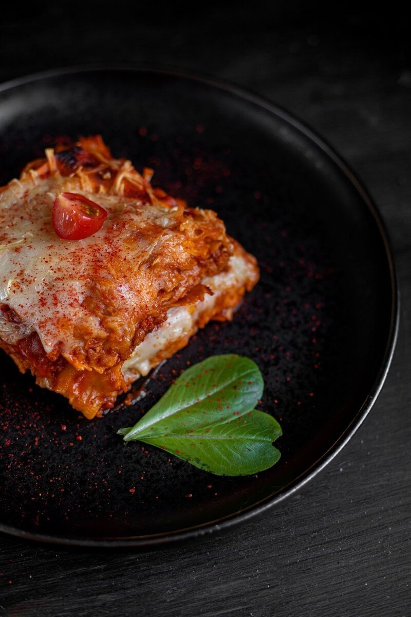 Для соуса болоньезе: растительный фарш Митлесс, репчатый лук, чеснок, томатная паста, масло для обжаривания, соль, перец
Для соуса бешамель: кокосовое или подсолнечное масло, мука, растительное молоко, мускатный орех, соль
Лаваш