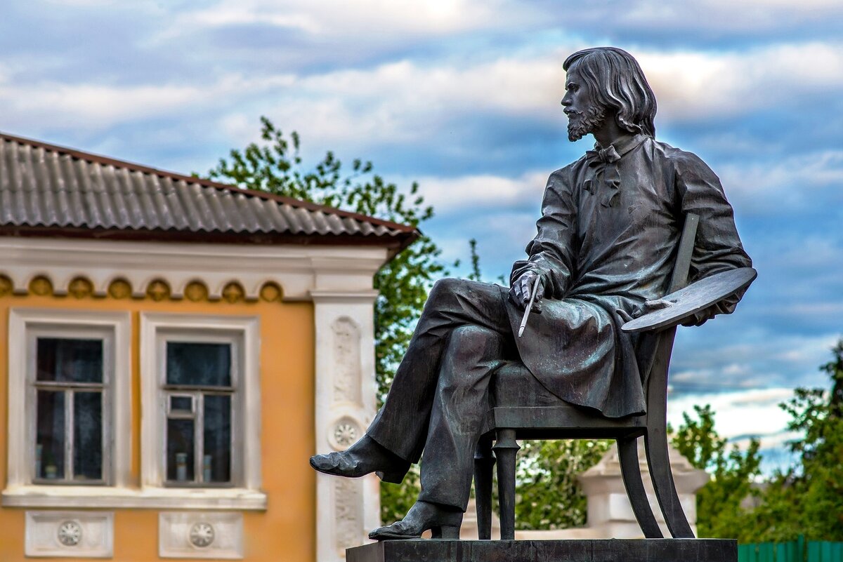 Памятник Крамскому (фото - krot.info)