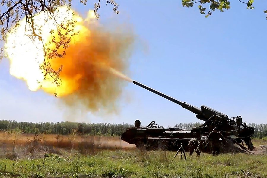 Выполнение огневых задач расчетов 203-мм самоходных артиллерийских установок "Пион" ВС РФ - Фото: Пресс-служба Минобороны РФ/ТАСС 
