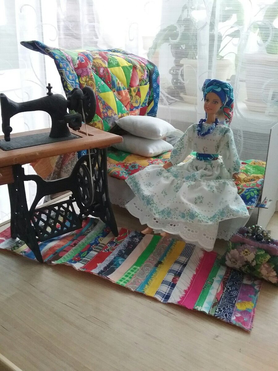 Игры в куклы продолжаются.... выпросила у соседских девочек куклу Барби (отдали раздетую, с колтуном на голове - наигрались)... вполне славянская девушка получилась....