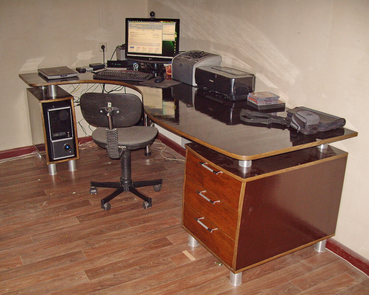 Компьютерный стол, в изготовлении которого был применен минимум примитивного инструмента