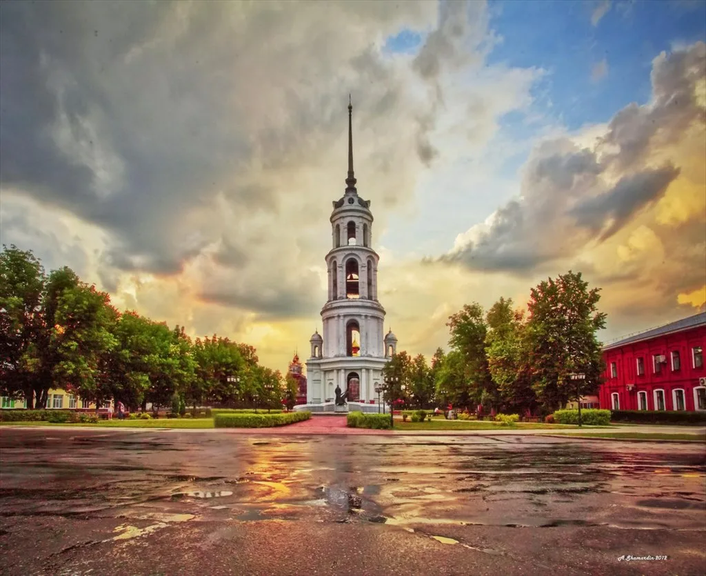 Улица города с колокольней