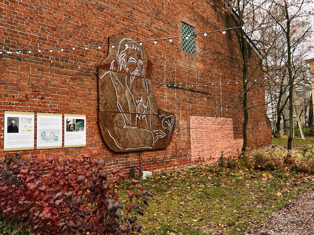 В Нижнем Новгороде волонтёры привели в порядок старинный дом с окном из  стеклянных кирпичей | Нижний 800 | Дзен